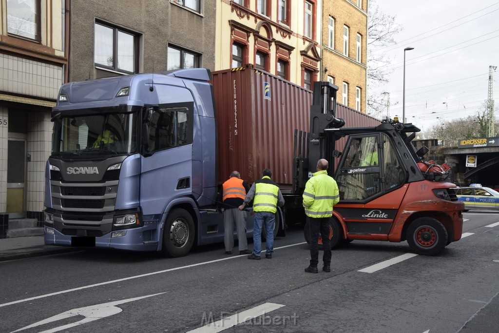 LKW gegen Bruecke wegen Rettungsgasse Koeln Muelheim P38.JPG - Miklos Laubert